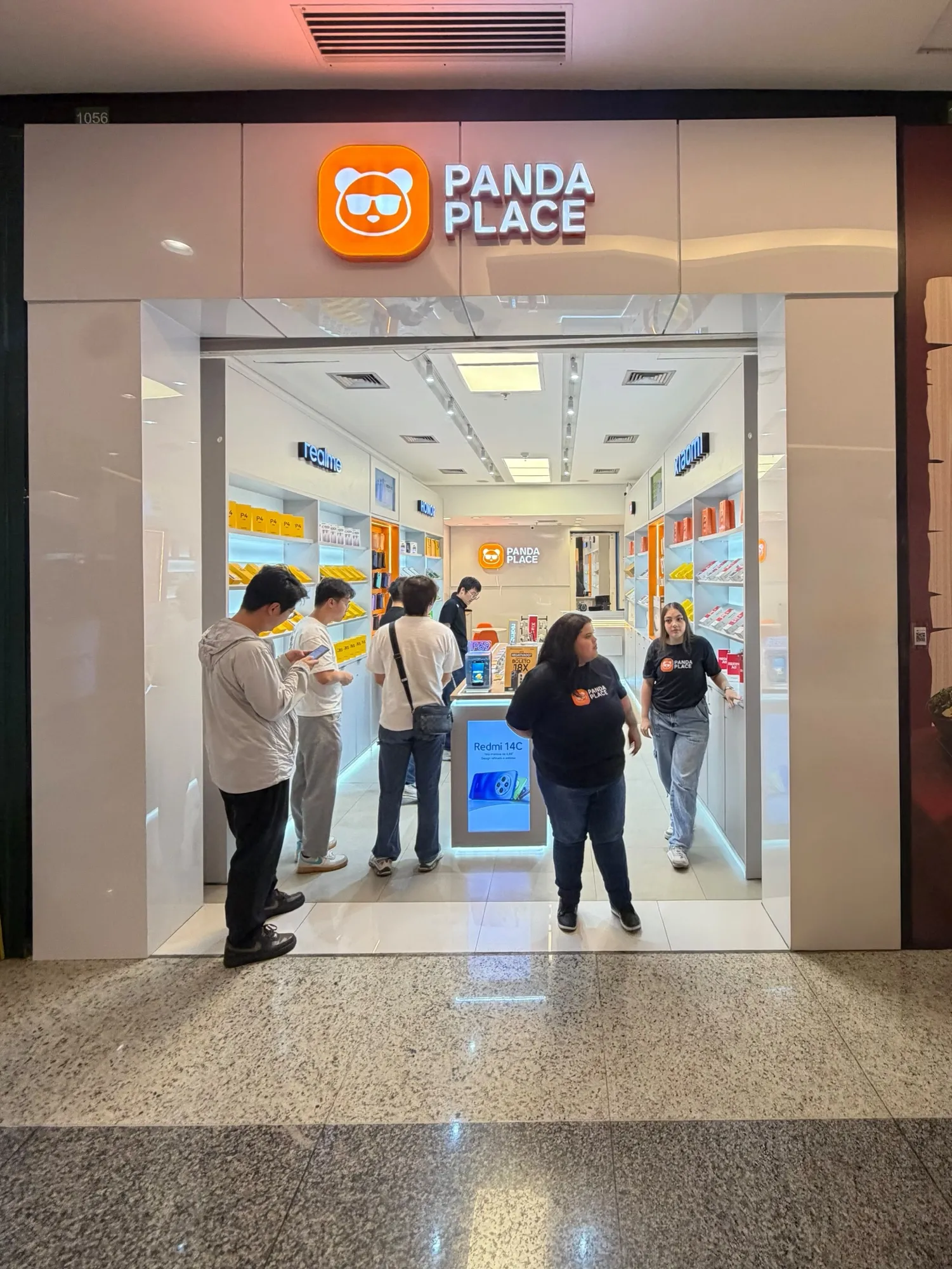 Fachada de uma loja Panda Place em shopping, com clientes conhecendo os produtos na entrada
