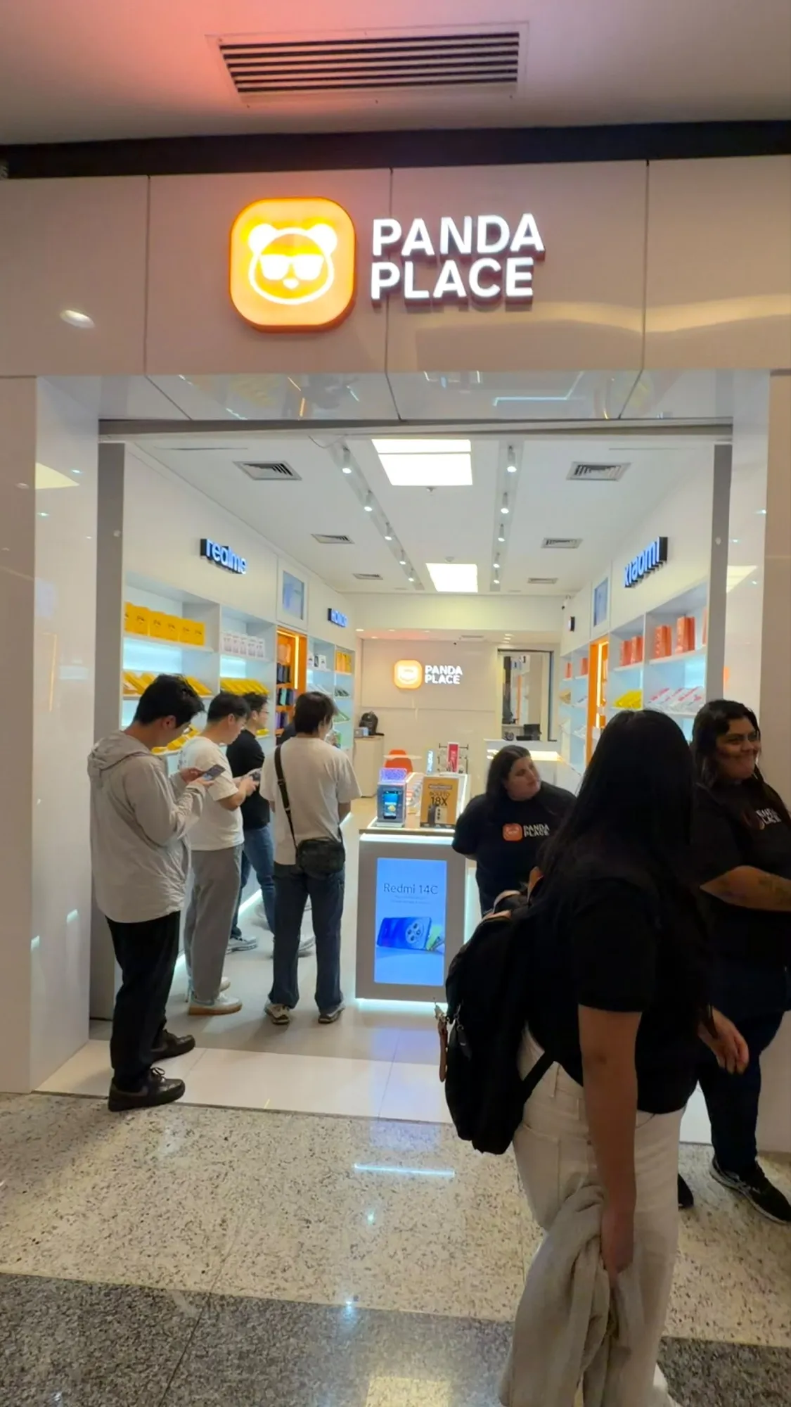 Clientes conhecendo produtos dentro de uma loja Panda Place