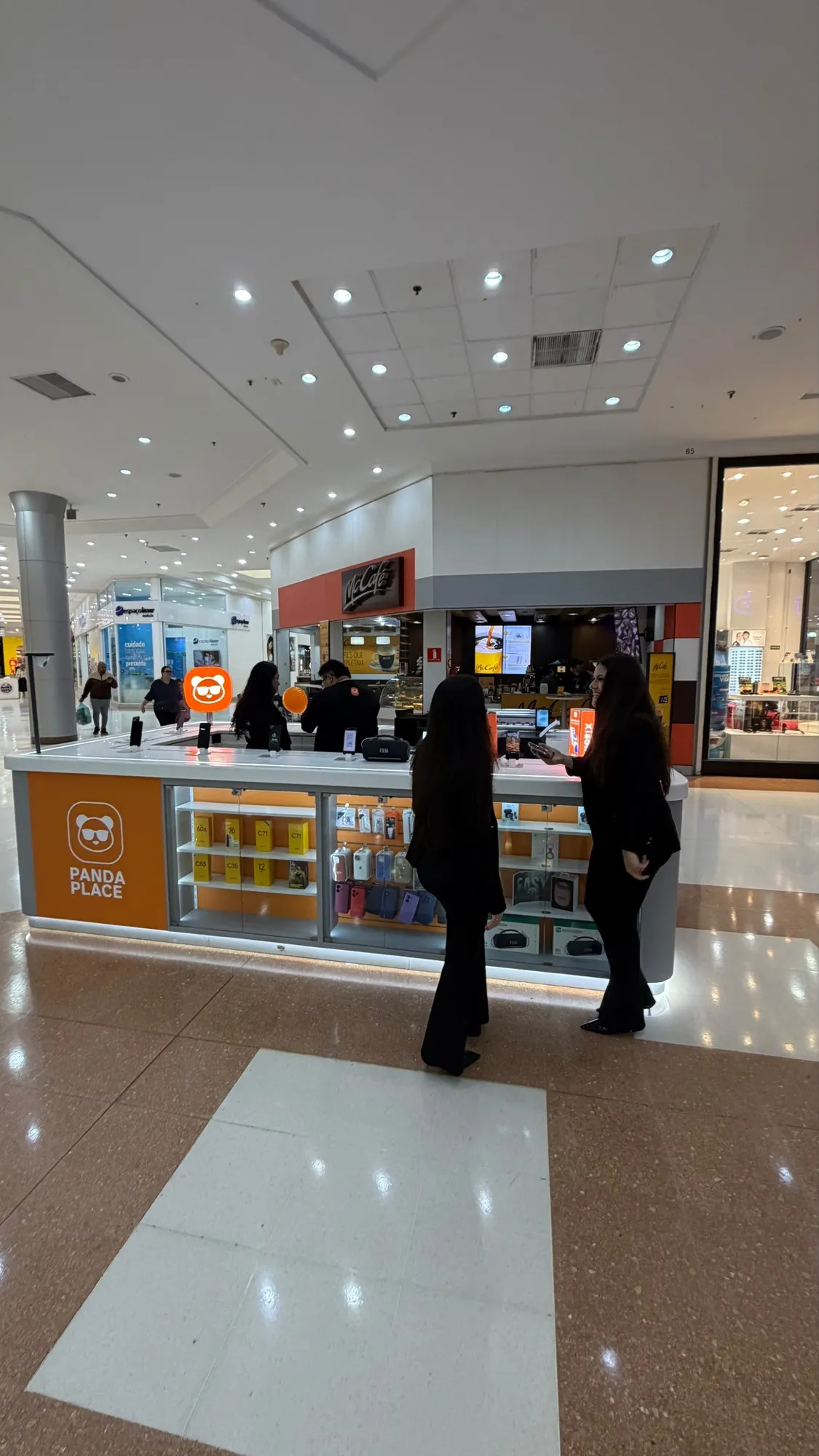 Quiosque Panda Place em corredor de shopping, com clientes no balcão